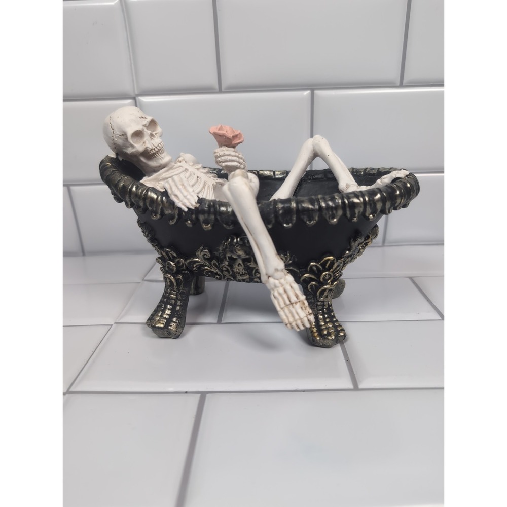 Skeleton figurine In Claw foot Tub Halloween Decor Skull Roses - Picture 3 of 11